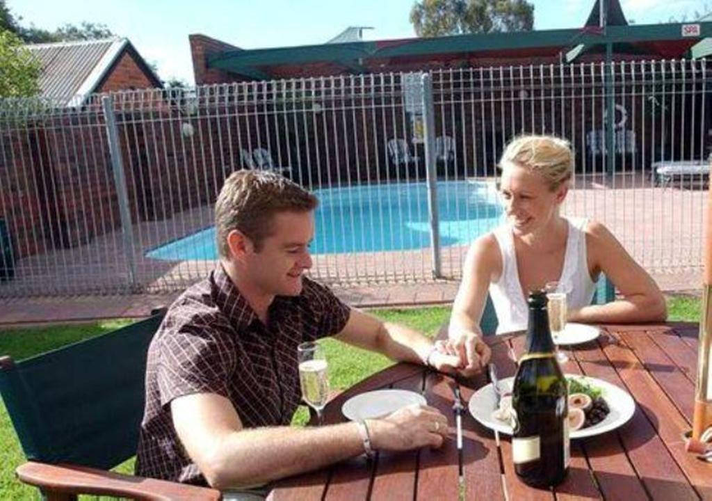 Echuca Nirebo Motel Buitenkant foto